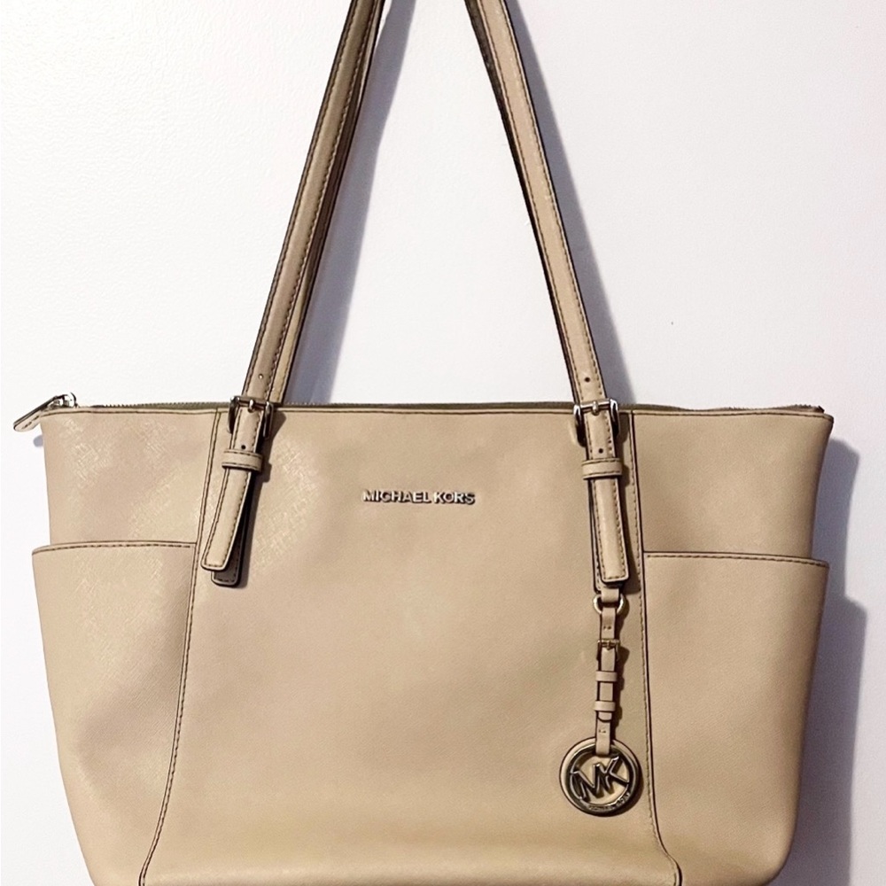 Michael Kors Jet Set Large Beige Top Zipper Tote Bag